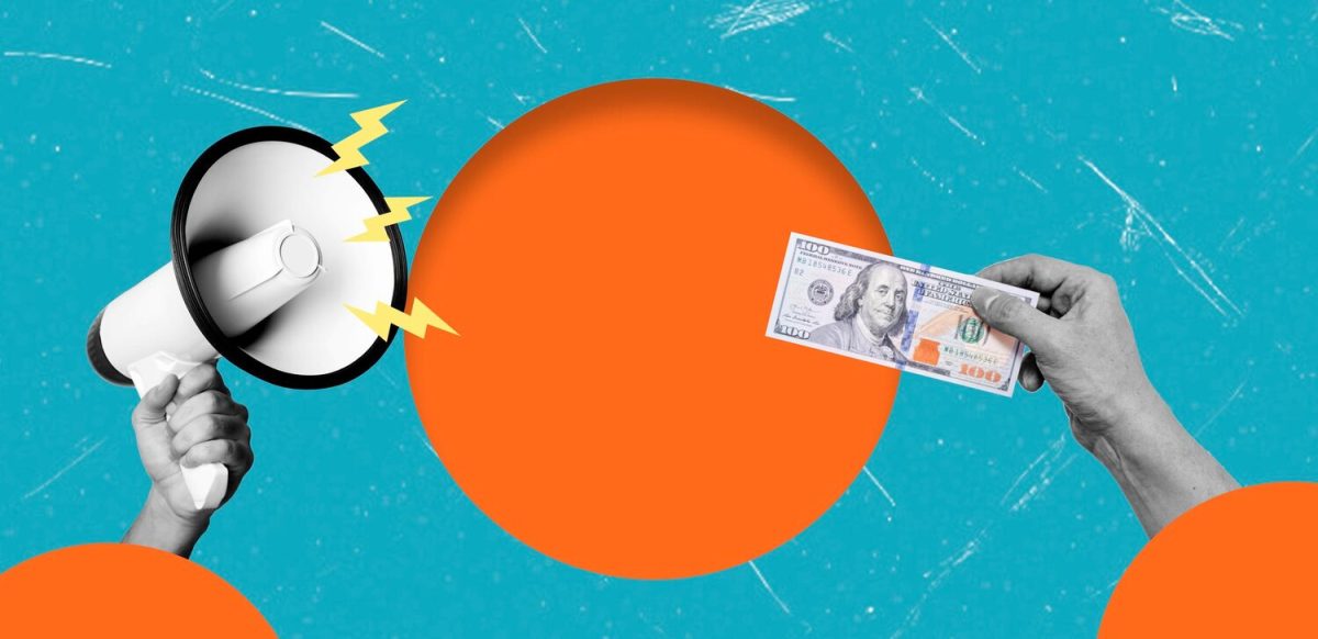 Kéz tart megafont villámokkal, másik kéz 100 dolláros bankjegyet tart, narancssárga körrel elválasztva, kék háttéren.