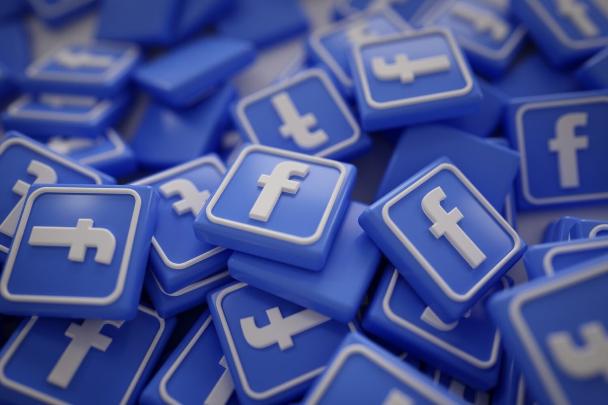 Sok kék Facebook logó ikon, egymásra halmozva, a közösségi média hirdetések növekvő költségeit szimbolizálva.
