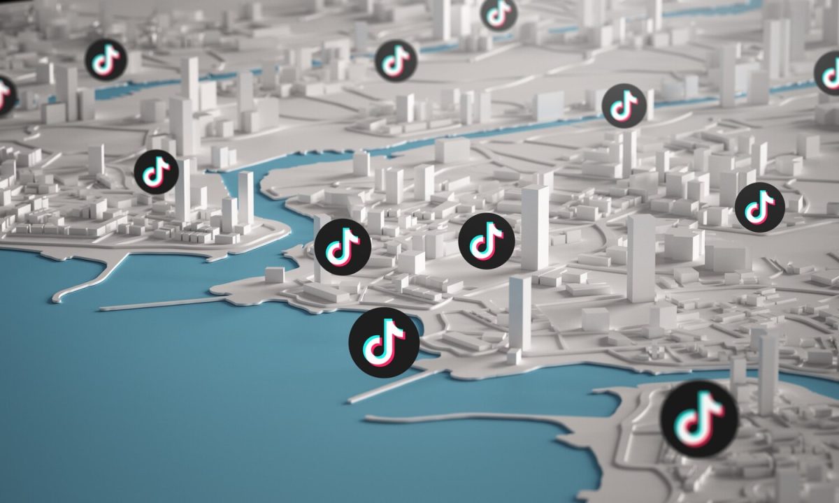 3D-s városmodell folyóval és épületekkel, sok TikTok logóval jelölve a helyszíneket, a TikTok algoritmus területi elérését szimbolizálva.