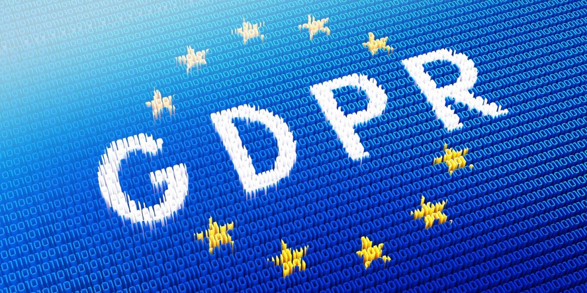 Fehér GDPR felirat és sárga uniós csillagok kék bináris kódos háttéren.